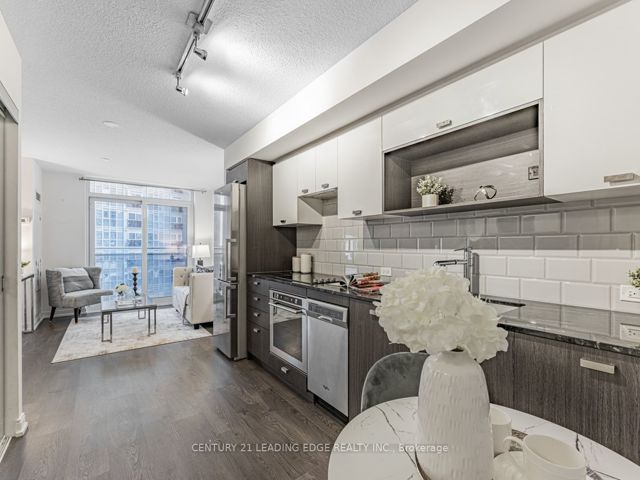 811 - 255 Village Green Sq