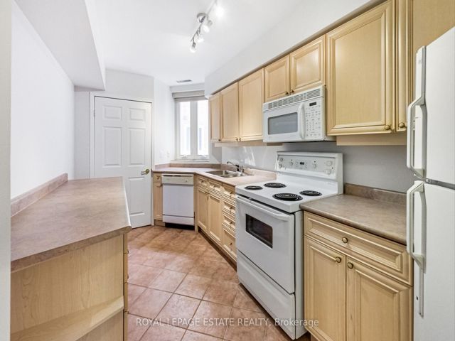 202 - 2365 Queen St E