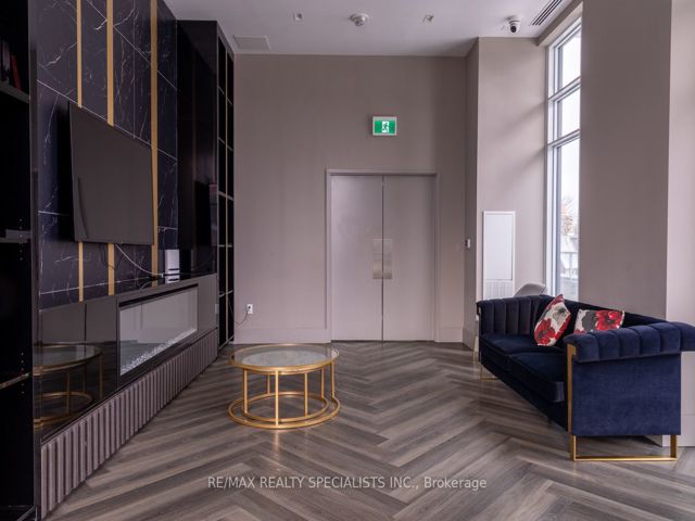 907 - 3220 Sheppard Ave