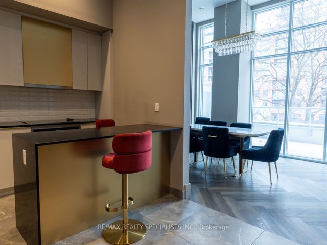 907 - 3220 Sheppard Ave