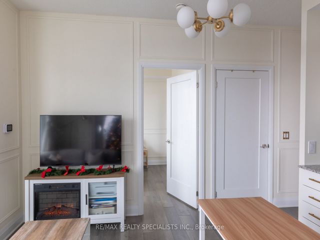 907 - 3220 Sheppard Ave