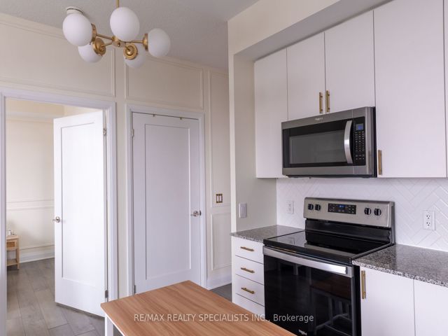 907 - 3220 Sheppard Ave