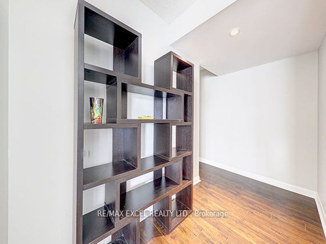 608 - 25 Town Centre Crt St S