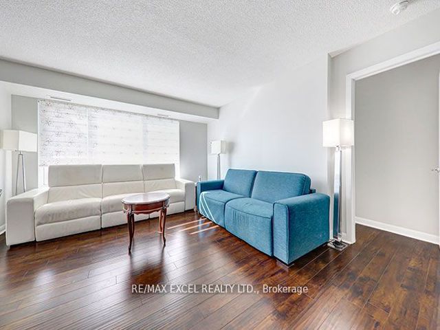 608 - 25 Town Centre Crt St S