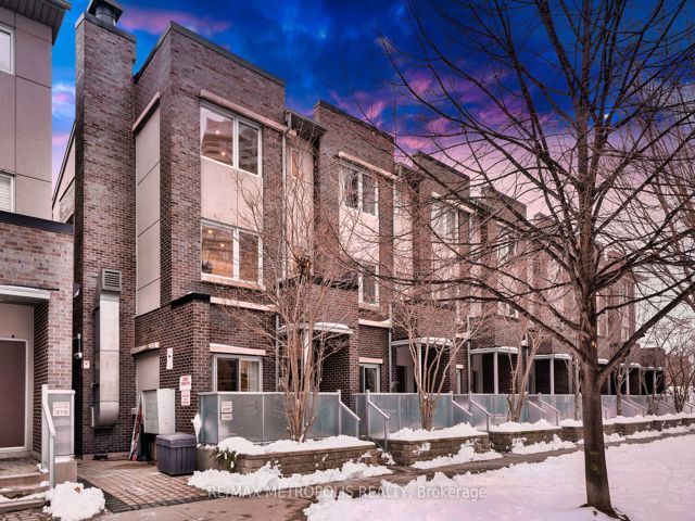 TH55 - 295 Village Green Sq
