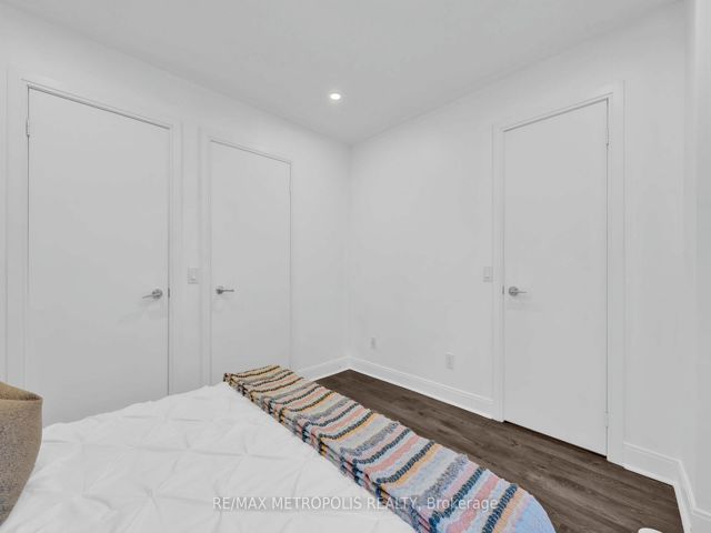 TH55 - 295 Village Green Sq