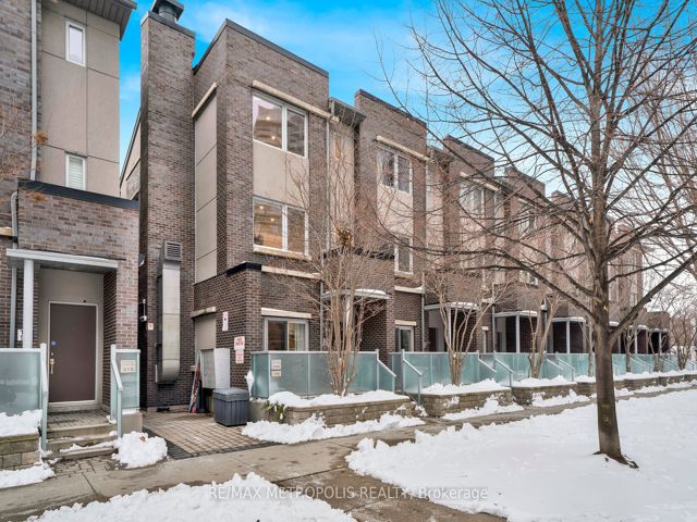 TH55 - 295 Village Green Sq