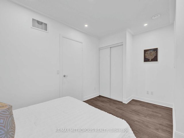 TH55 - 295 Village Green Sq