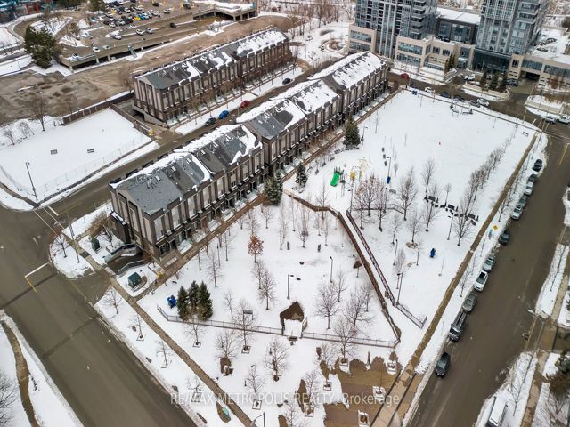 TH55 - 295 Village Green Sq
