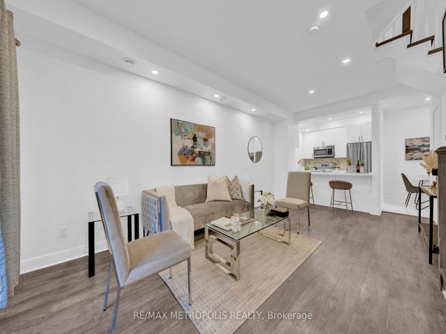 TH55 - 295 Village Green Sq