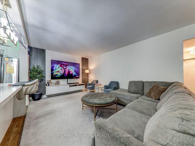 910 - 5 Massey Sq