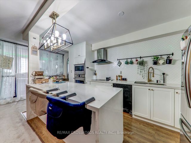 910 - 5 Massey Sq