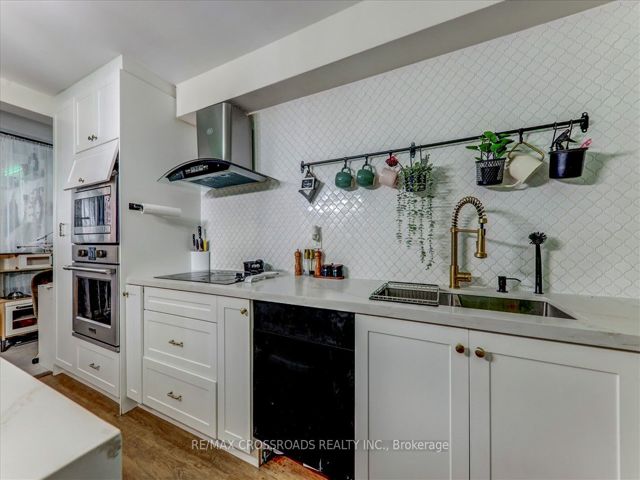 910 - 5 Massey Sq