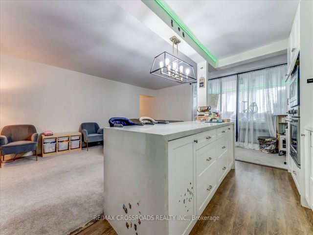 910 - 5 Massey Sq