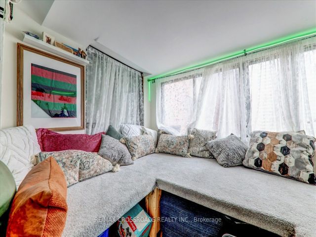 910 - 5 Massey Sq