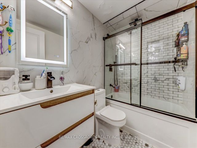 910 - 5 Massey Sq