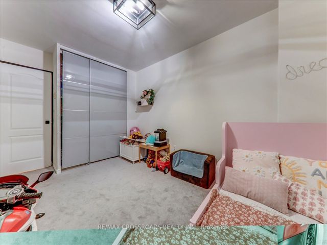 910 - 5 Massey Sq