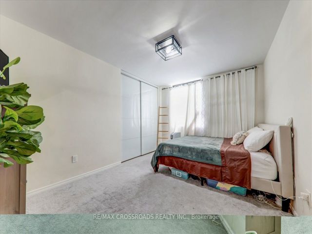 910 - 5 Massey Sq