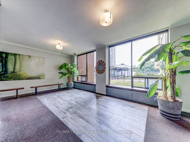 910 - 5 Massey Sq