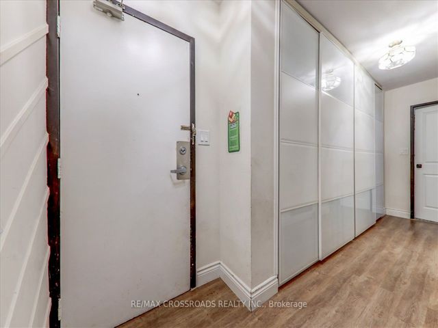 910 - 5 Massey Sq