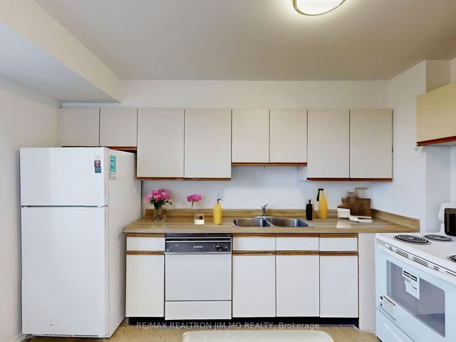 330 - 25 Bamburgh Circ