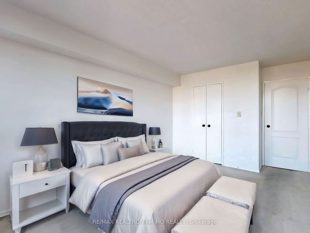 330 - 25 Bamburgh Circ
