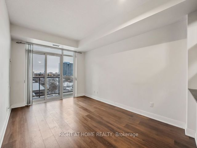 621 - 135 Village Green Sq W