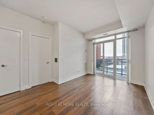 621 - 135 Village Green Sq W