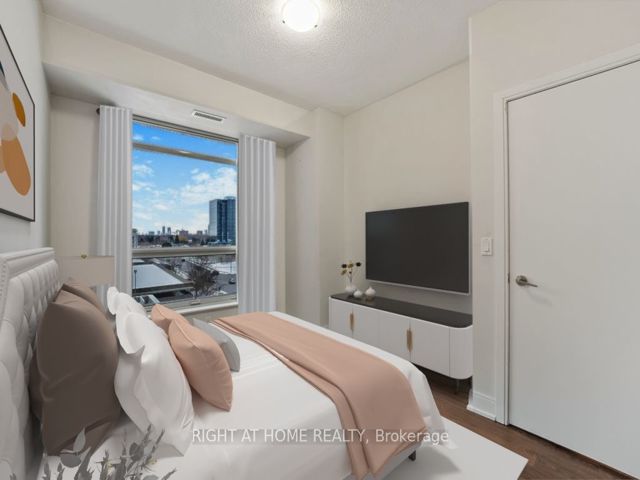 621 - 135 Village Green Sq W