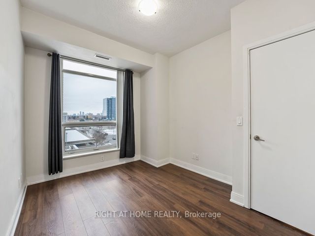 621 - 135 Village Green Sq W