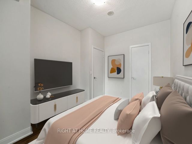 621 - 135 Village Green Sq W