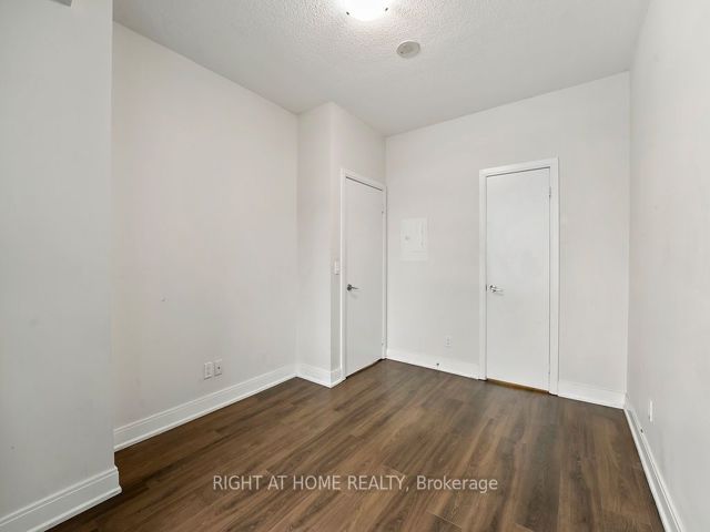 621 - 135 Village Green Sq W
