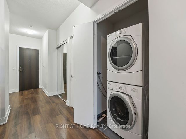 621 - 135 Village Green Sq W