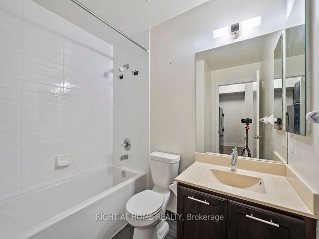 621 - 135 Village Green Sq W