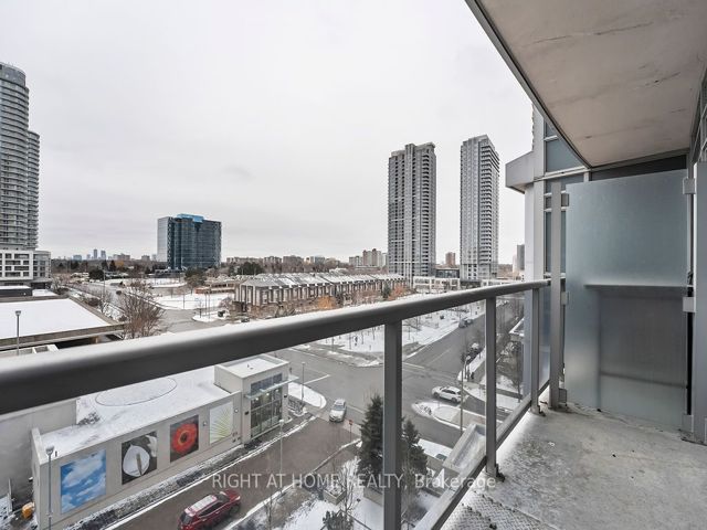 621 - 135 Village Green Sq W
