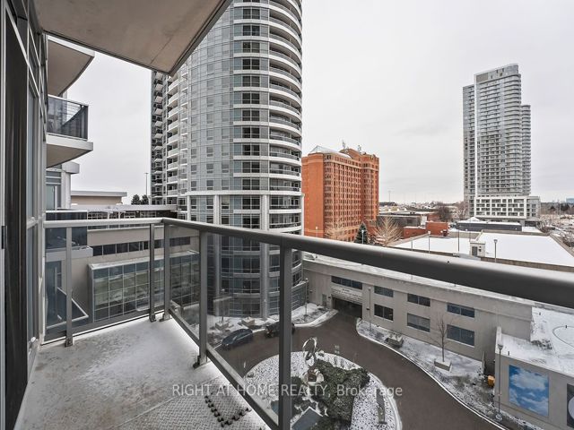 621 - 135 Village Green Sq W