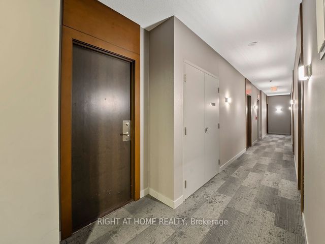 621 - 135 Village Green Sq W