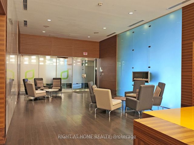 621 - 135 Village Green Sq W