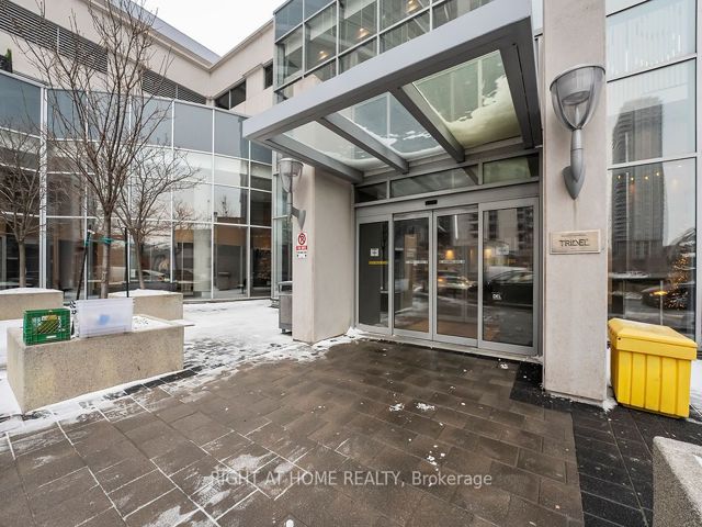 621 - 135 Village Green Sq W