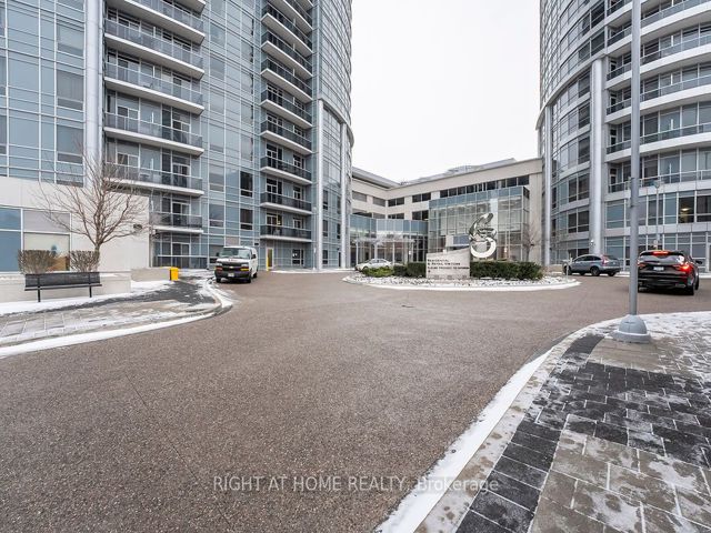 621 - 135 Village Green Sq W