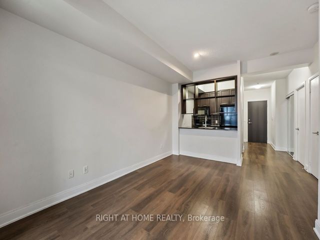 621 - 135 Village Green Sq W