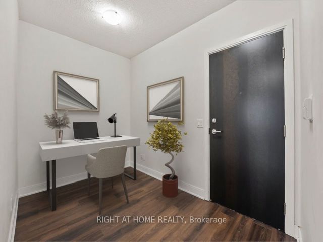 621 - 135 Village Green Sq W