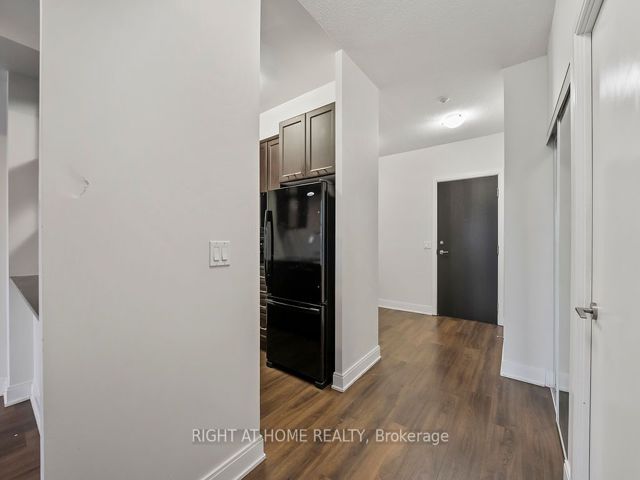 621 - 135 Village Green Sq W