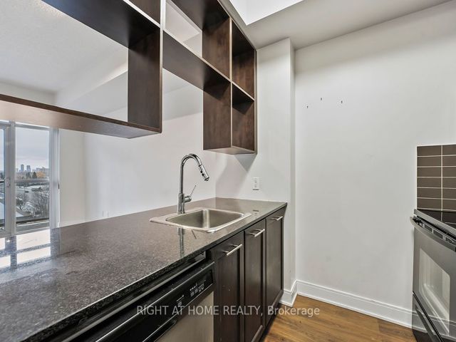 621 - 135 Village Green Sq W