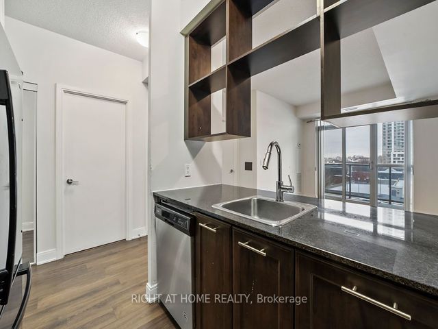 621 - 135 Village Green Sq W