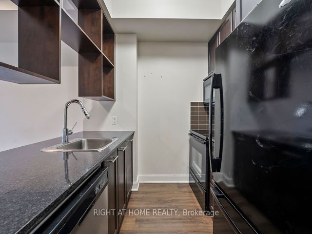 621 - 135 Village Green Sq W