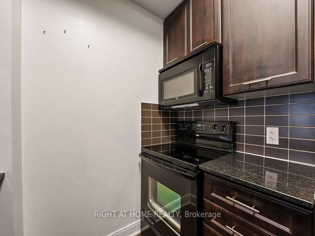 621 - 135 Village Green Sq W