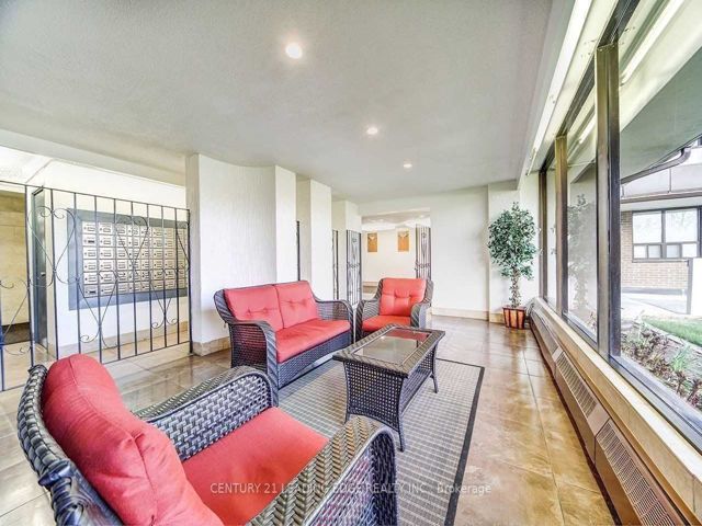 207 - 180 Markham Rd