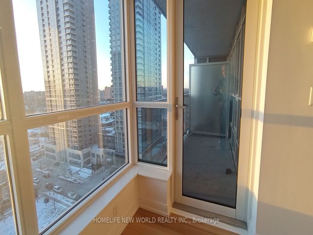 1515 - 181 Village Green Sq