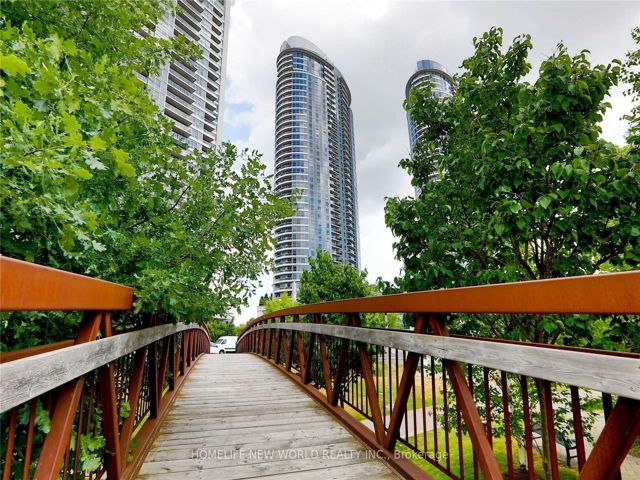 1515 - 181 Village Green Sq